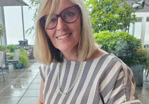 Dr Yvonne Yates